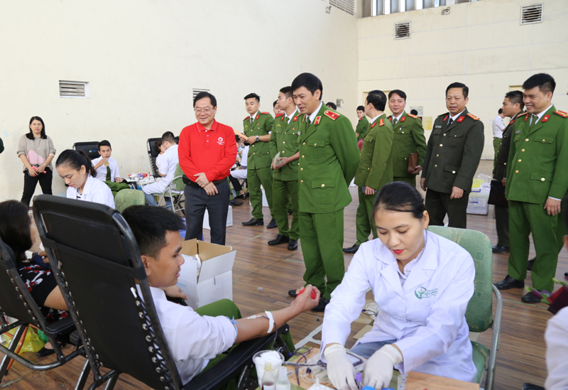 Các đại biểu động viên cán bộ, giảng viên, công nhân viên và học viên tham gia hiến máu